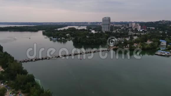 河上的长脚桥空中镜头视频的预览图