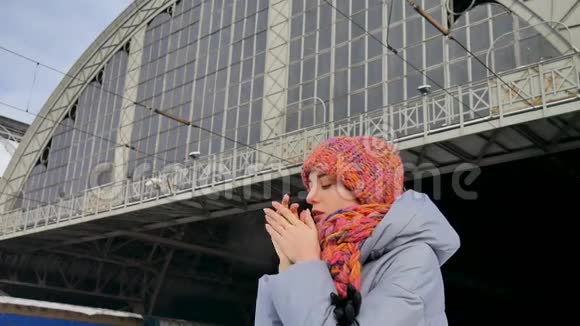 户外视频的女性旅行者在火车站等待阳光明媚但寒冷的冬天旅程概念视频的预览图
