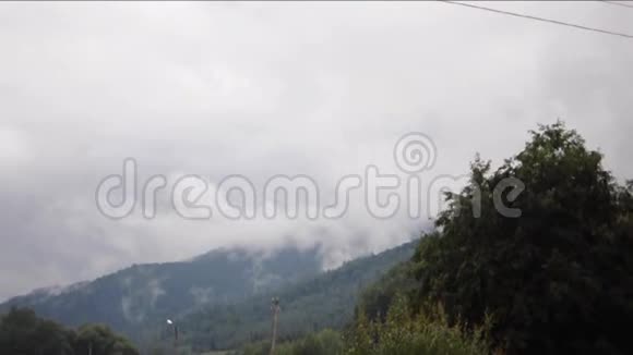 雨天翻山越岭卡帕坦山脉夏季多云的天空视频的预览图