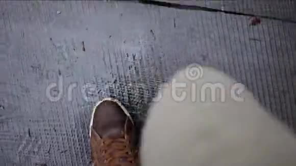 穿着运动鞋的人在桥上行走男的站在桥边视频的预览图