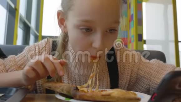 意大利快餐店吃奶酪披萨和意大利香肠的少女画像视频的预览图