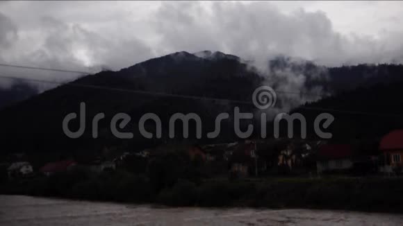 河附近的山卡帕坦山脉夏季多云的天空视频的预览图
