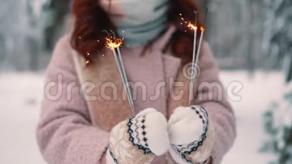在女人手中燃烧火花选择性聚焦视频的预览图