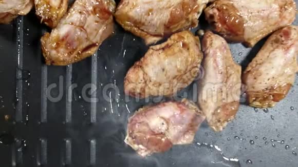 厨师把鸡翅放在烤炉表面视频的预览图