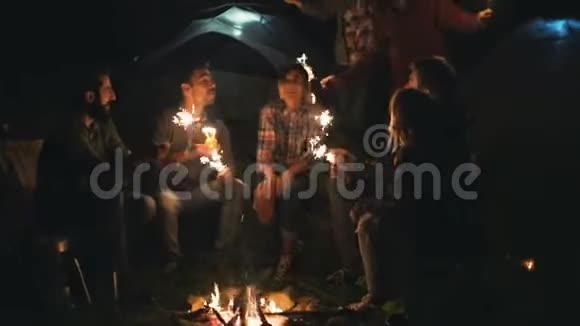 情侣们和朋友一起庆祝生日晚上在山上露营视频的预览图