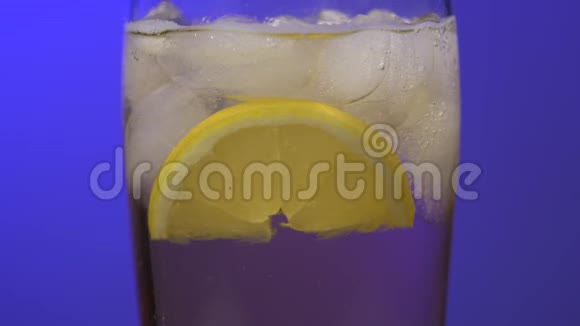 带饮料的杯子颜色鲜艳的蓝色背景特写柠檬冰视频的预览图