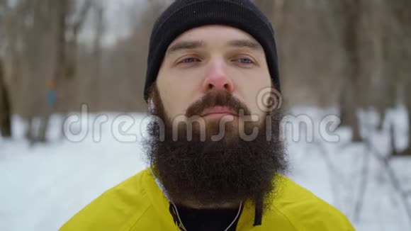 背景为蓝眼睛冬林的留胡子男子特写视频的预览图