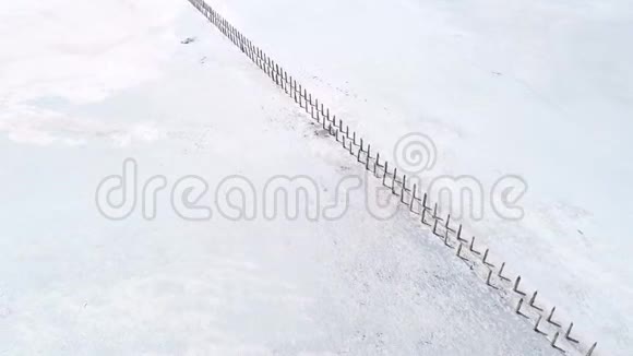 冬季自然美景白雪皑皑的老桥视频的预览图