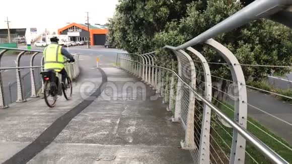 骑自行车的人沿着一座人行桥视频的预览图