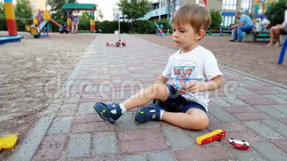 3岁幼儿男孩在操场上玩玩具车和飞机的4k视频视频的预览图