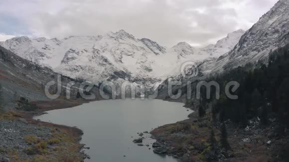 电影无人驾驶飞机飞过一个湖和山上的森林有船和森林的山湖海岸线视频的预览图