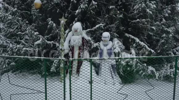 圣诞老人或德德莫罗兹和斯内古罗奇卡的玩具在市中心广场的圣诞树附近降雪视频的预览图