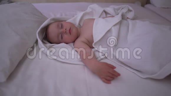 一岁的婴儿睡在大床上动作缓慢视频的预览图