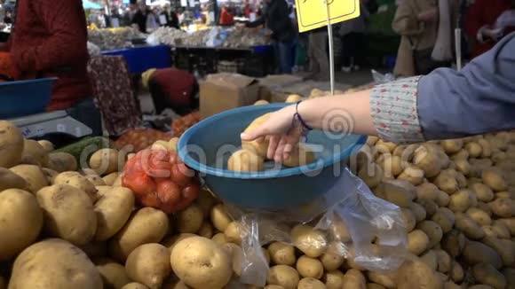 在土耳其巴扎买土豆视频的预览图