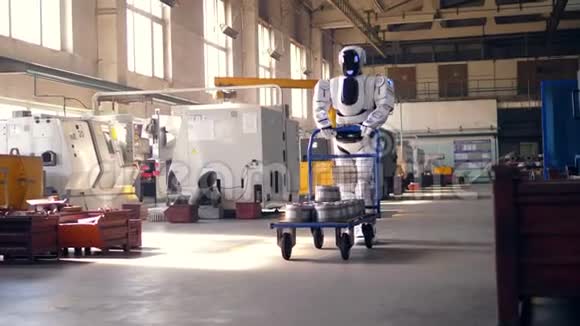 工作机器人在设施里行走时拉着一辆手推车视频的预览图