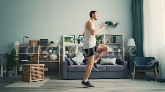 运动男在家跑步独自练习享受健康活动视频的预览图