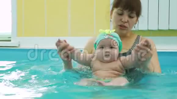女婴和教练一起做水上运动视频的预览图
