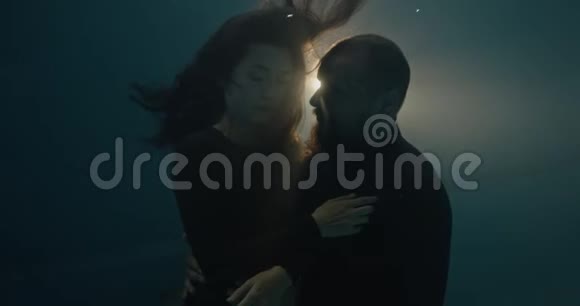 可爱的情侣在水下背光视频的预览图