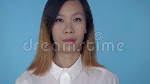 韩国快乐女性展示手势好视频的预览图