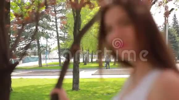 城市公园里快乐的女人享受夏日转脸眨眼视频的预览图