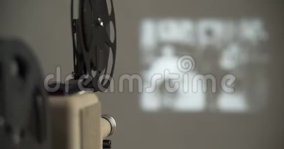 8毫米电影放映机复古播放视频的预览图