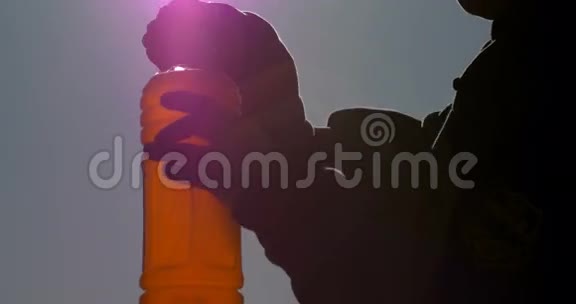 饮用能量运动水化饮料塑料瓶成人模型视频的预览图