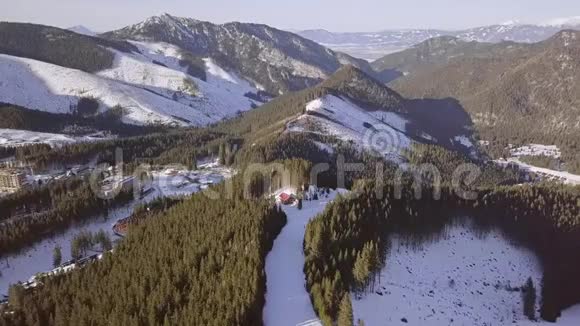 森林山脉和滑雪胜地鸟瞰图视频的预览图
