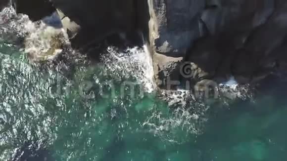 飞越海洋中巨大的岩石悬崖视频的预览图