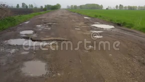 有很多坑洞的坏农村公路视频的预览图