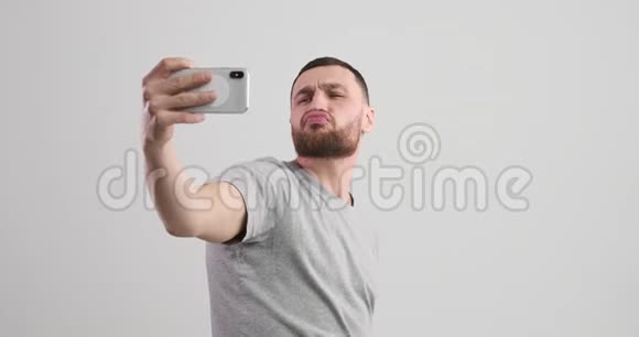 男人一边接电话一边用手机拍照视频的预览图