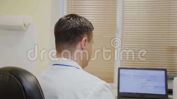男医生请病人进入办公室视频的预览图