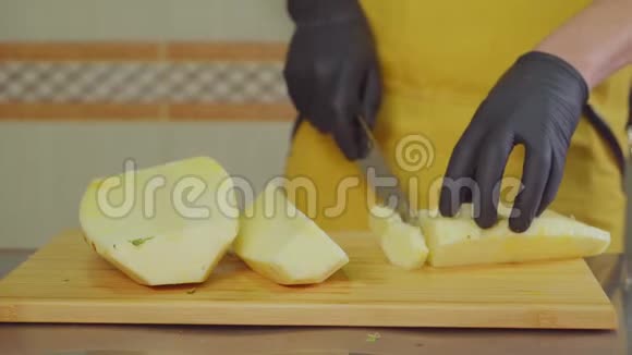 男厨师切水果视频的预览图