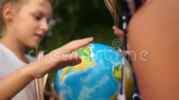 青少年探索一个大地球的近距离户外肖像旅游概念旅行社回学校视频的预览图