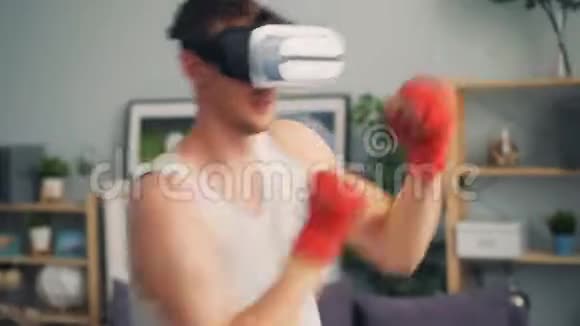 运动员训练虚拟现实眼镜拳击单独移动手和头视频的预览图