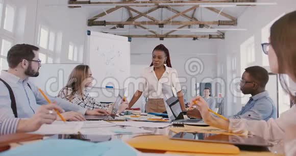 快乐的非裔美国女队长用五彩纸屑庆祝商业成功年轻的多民族团队慢动作视频的预览图