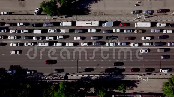 无人机视野高空俯视城市交通堵塞视频的预览图