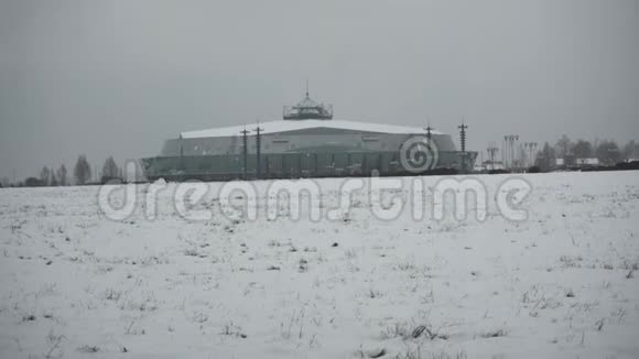 建筑建筑看起来就像白天冬天降雪时的UFO现代冰球场手持射击坏坏坏坏视频的预览图