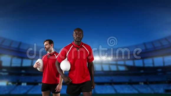 职业橄榄球运动员站在体育场前视频的预览图