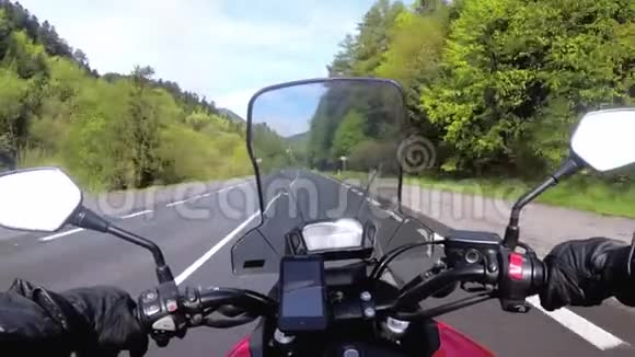 骑在绿树和小山附近美丽的空路上视频的预览图