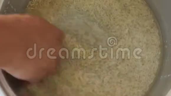 蒸锅用清水洗手稻田视频的预览图