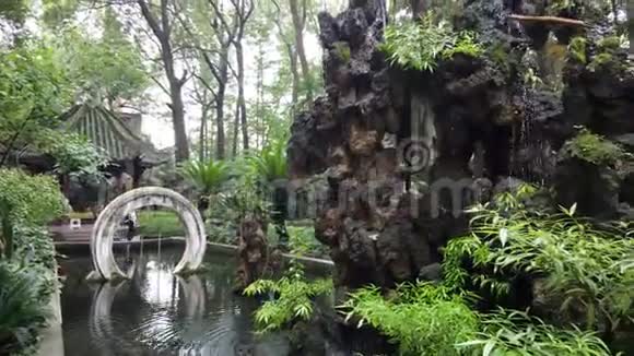 中国园林人工瀑布视频的预览图
