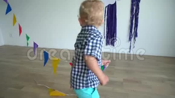 调皮的幼儿男孩玩彩旗万向节运动视频的预览图