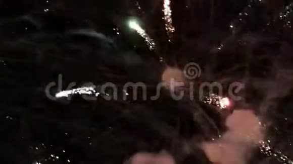 在夜空中敬礼黑色背景上的烟花特写庆祝新年的光荣维克多视频的预览图