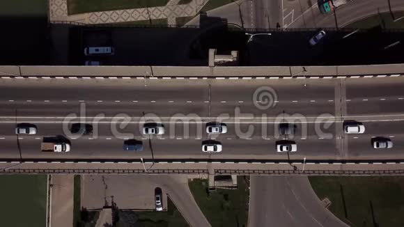 无人机视野4K汽车鸟瞰城市交通堵塞在一个汽车桥视频的预览图
