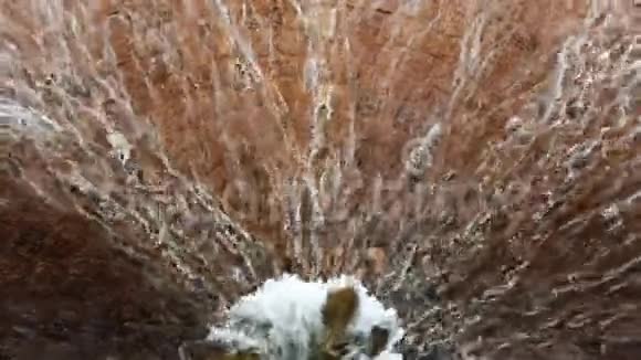 从湖中穿过排水孔的瀑布视频的预览图