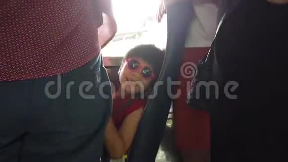 曼谷的空中巴士上戴太阳镜的男孩视频的预览图