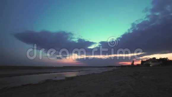 时间推移日落反射在潮湿的沙滩上海浪和海鸥来袭缓存的前景日志添加视频的预览图