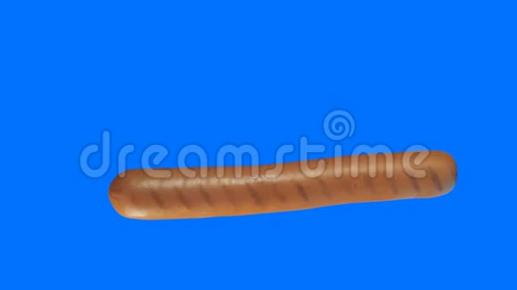 美国热狗香肠从天然肉类牛肉和猪肉特写旋转一个圆圈在孤立的蓝色背景上视频的预览图