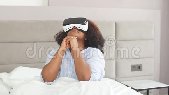 女探索VR世界有趣的现实视频的预览图