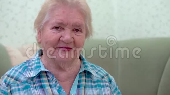 一位美丽的老妇人的特写肖像视频的预览图